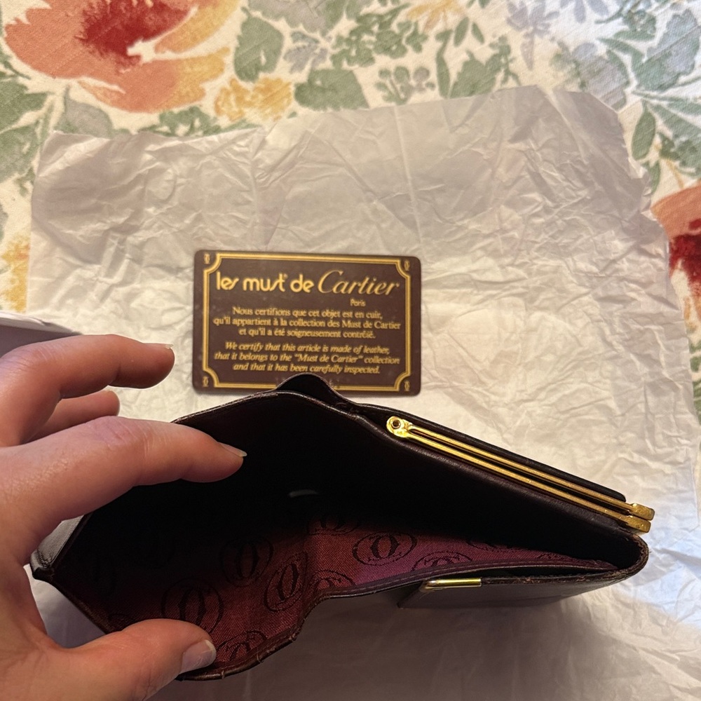 Pre-Loved Cartier Les Must Line burgundy Leather Wallet with KISS Lock Coin - Picture 7 of 16